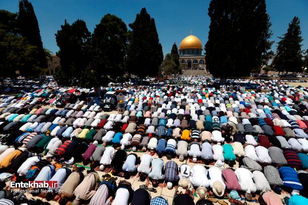 تصاویر : مشارکت 300 هزار فلسطینی در نماز جمعه مسجد الاقصی
