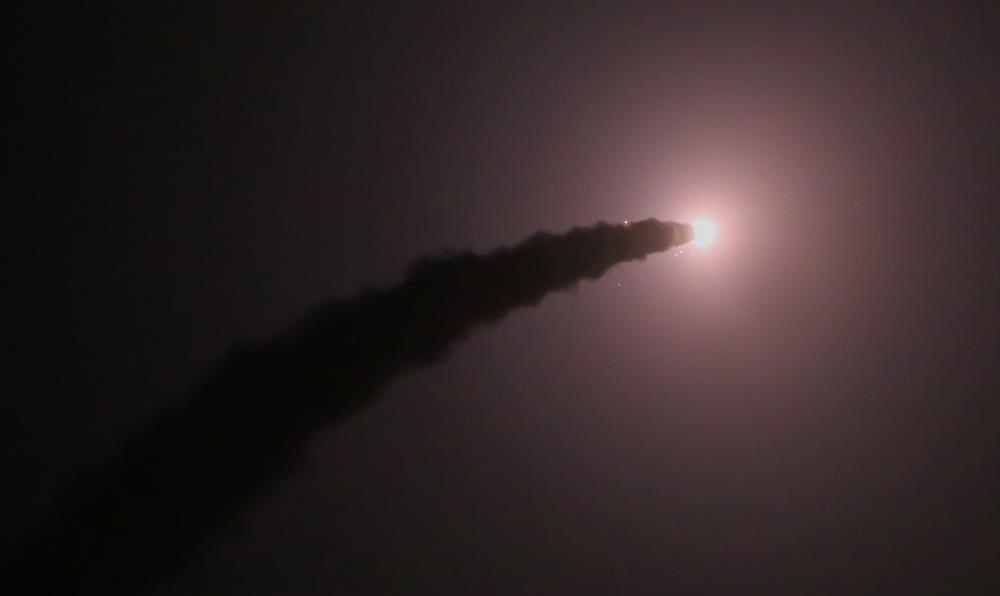 تصاویری از شلیک موشک‌های سپاه به تروریست‌های داعشی در سوریه