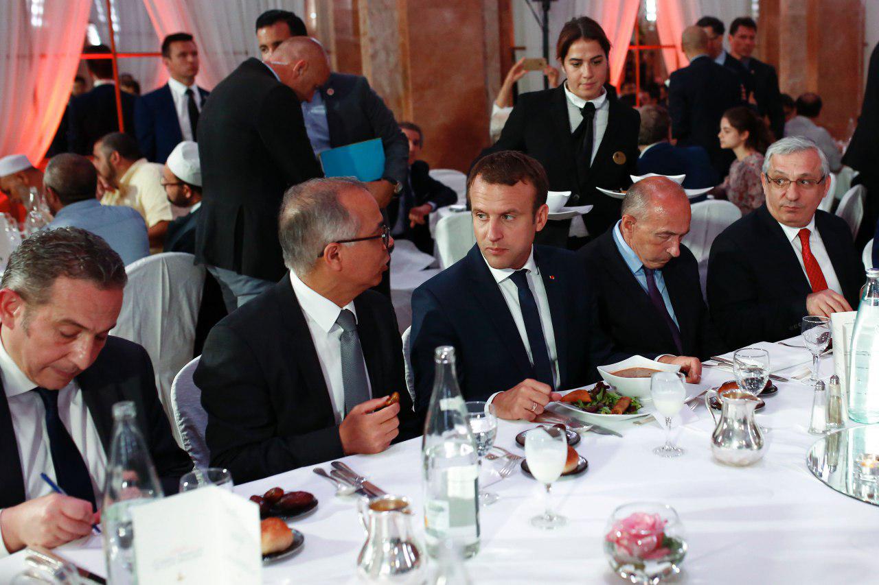 عکس/ حضور رئیس جمهور فرانسه در افطاری مسلمان