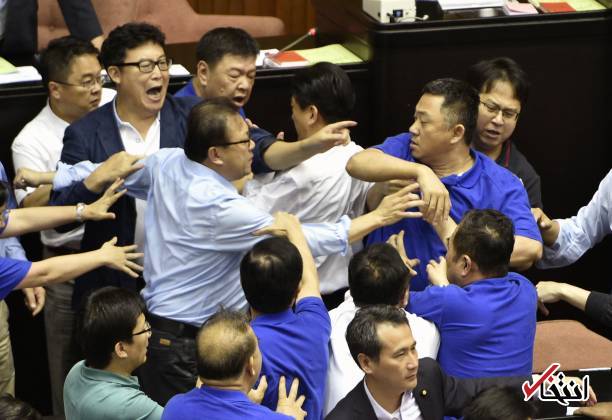 تصاویر : نمایندگان پارلمان تایوان به جان هم افتادند