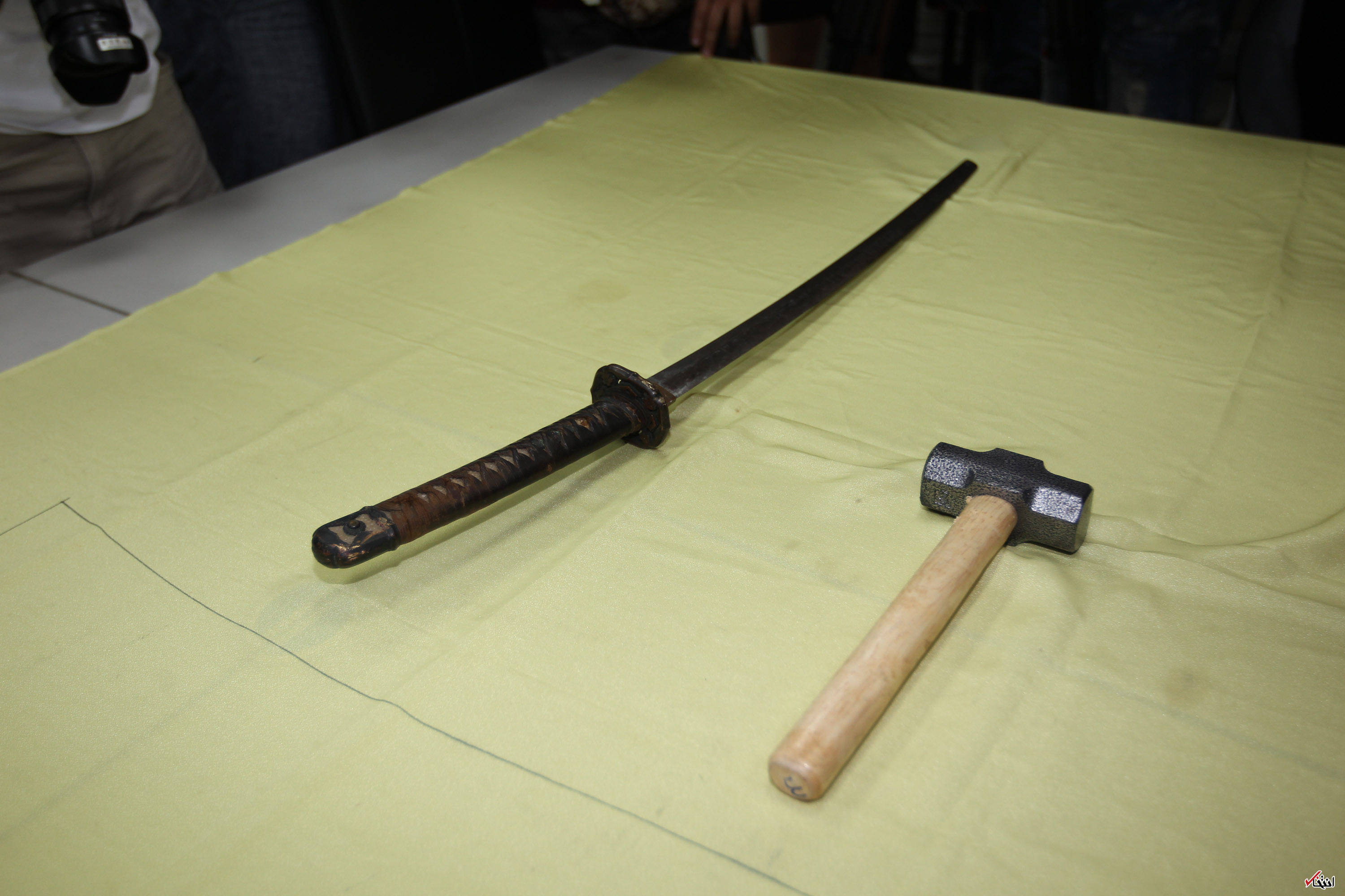 عکس/ حمله با شمشیر سامورایی به نیروهای امنیتی تایوان