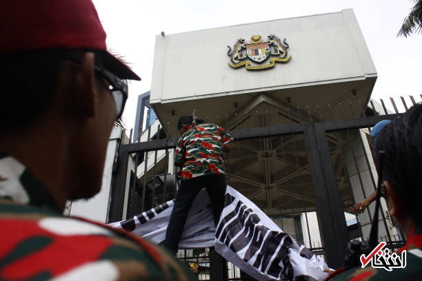 تصاویر : معترضان در اندونزی از سفارت مالزی بالا رفتند