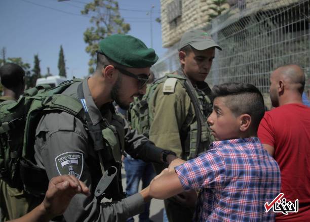 عکس/ مقابله کودک فلسطینی با نظامی اسرائیلی