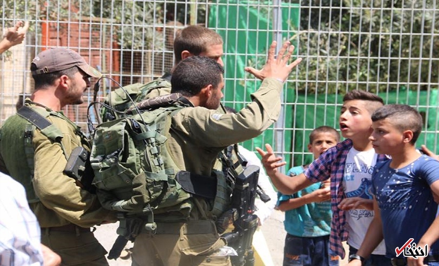 عکس/ مقابله کودک فلسطینی با نظامی اسرائیلی