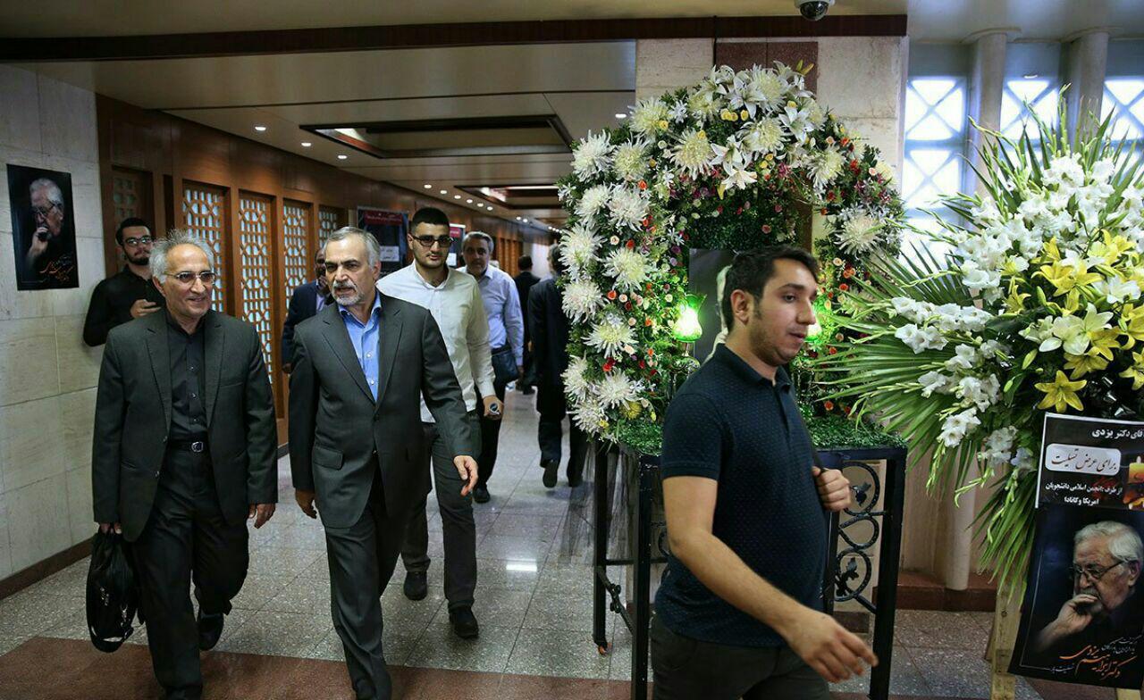 عکس / حسین فریدون در مراسم مرحوم ابراهیم یزدی