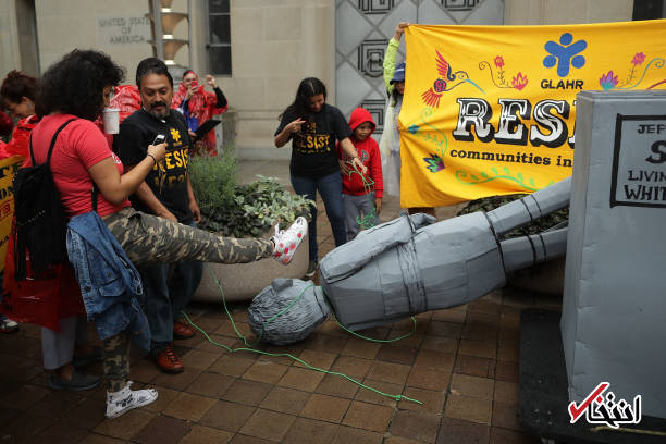 عکس/ معترضان تندیس دادستان کل آمریکا را سرنگون کردند