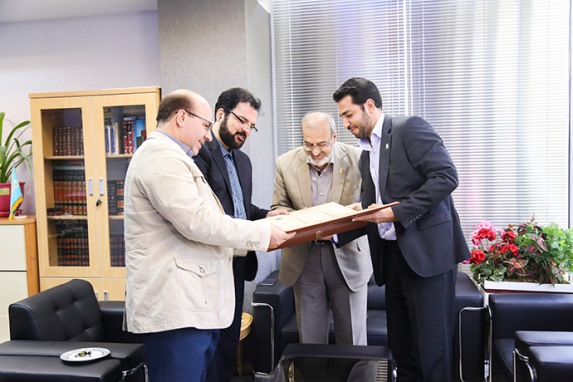 اهدای کتاب نفیس قرآن‌طباخ به کرمانیها توسط بانک پاسارگاد