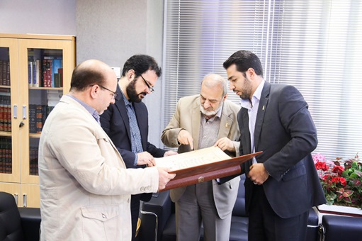 اهدای کتاب نفیس قرآن‌طباخ به کرمانیها توسط بانک پاسارگاد