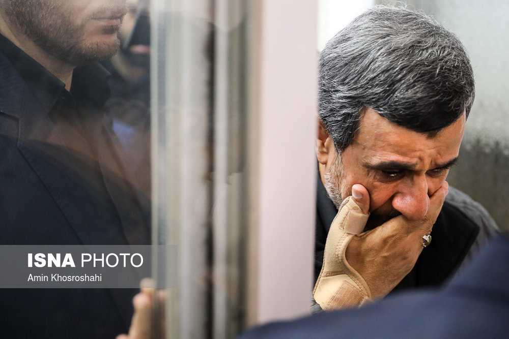 عکس/ حضور احمدی‌نژاد در مراسم تشییع برادرش