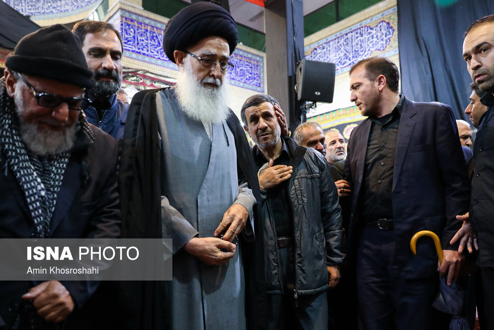 عکس/ حضور احمدی‌نژاد در مراسم تشییع برادرش