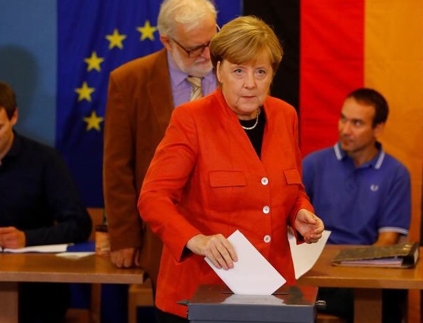 حزب دموکرات مسیحی به ریاست آنگلا مرکل با 32.5 درصد در رتبه نخست / برای اولین بار پس از جنگ دوم جهانی راست‌گرایان افراطی به پارلمان آلمان راه یافته‌اند