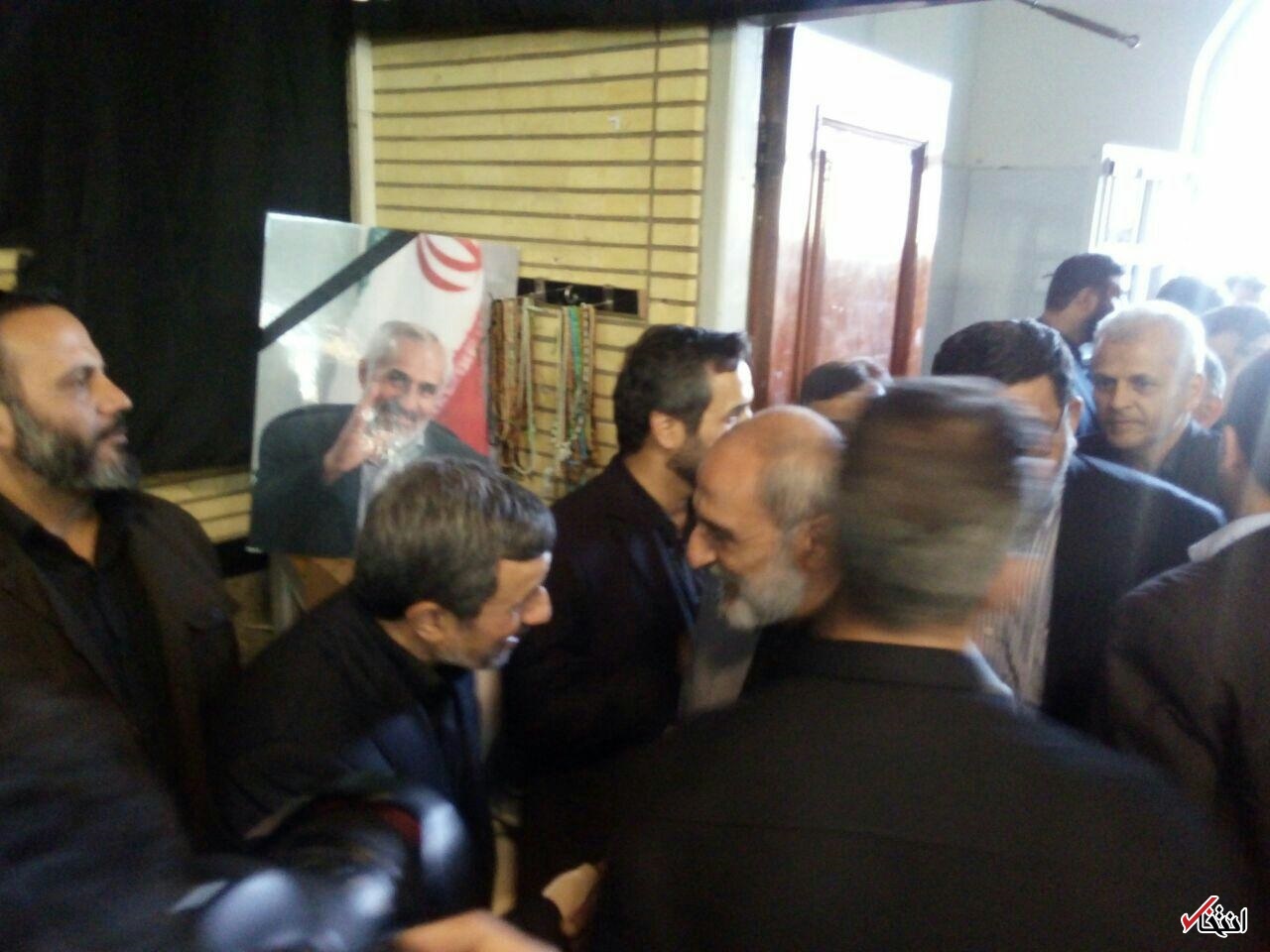 عکس/ رویارویی حسین شریعتمداری با احمدی‌نژاد در مراسم ختم برادرش