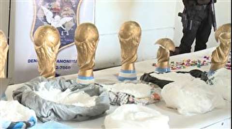 فیلم/ کشف مواد مخدر در مجسمه های جام جهانی