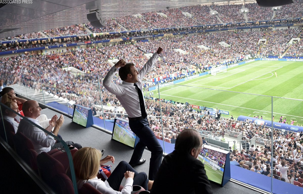 عکس/ خوشحالی ویژه رئیس جمهور فرانسه پس از قهرمانی در جام جهانی