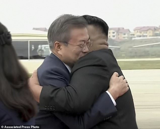 استقبال کیم جونگ اون از رییس جمهور کره جنوبی در فرودگاه پیونگ‌یانگ