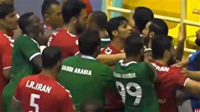 فیلم/ هندبالیست‌های سعودی بعد از گل خوردن از ایران، به بازیکنان تیم ملی حمله کردند!