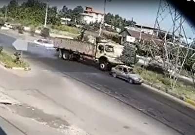 فیلم/ تصادف وحشتناک یک کامیون با دکل فشار قوی در لاهیجان