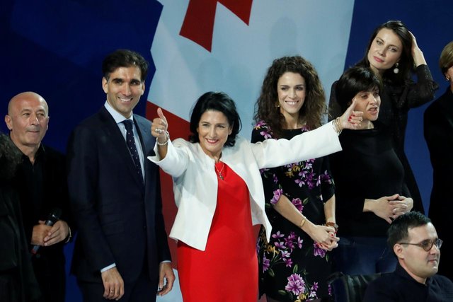 نتایج نظرسنجی‌ها: زن فرانسوی-گرجی یکی از دو نامزد برتر انتخابات گرجستان است