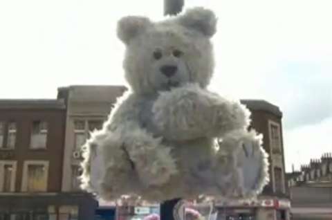 فیلم/ خرس هایی در لندن که در هوای آلوده سرفه می‌کنند!