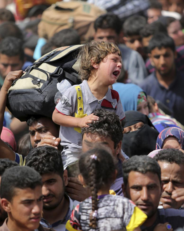 تصاویر : فرار مردم «الرمادی» از دست داعش