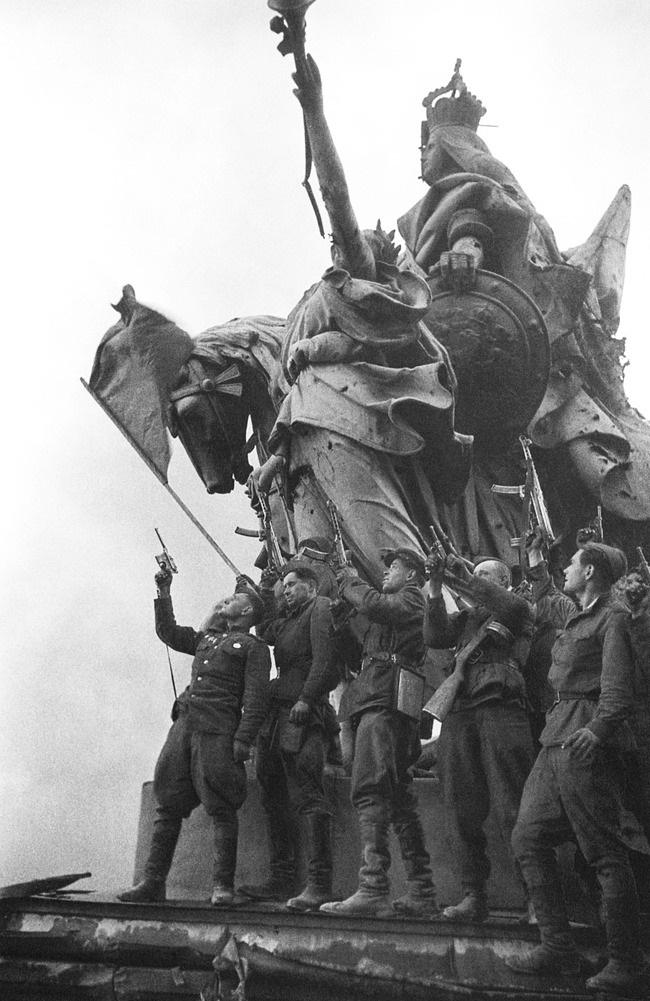 تصاویر : روز سقوط نازی ها