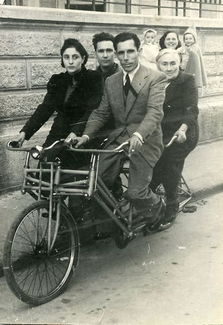 دوچرخه خانوادگی در ایام قدیم/ عکس