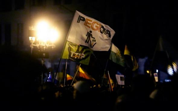 تصاویر : چوبه‌دار معترضان برای مرکل