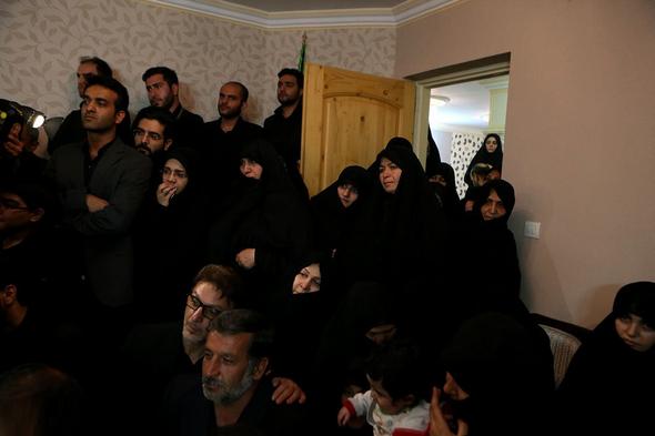 تصاویر : حضور رهبر معظم انقلاب در منزل سردار شهید حسین همدانی