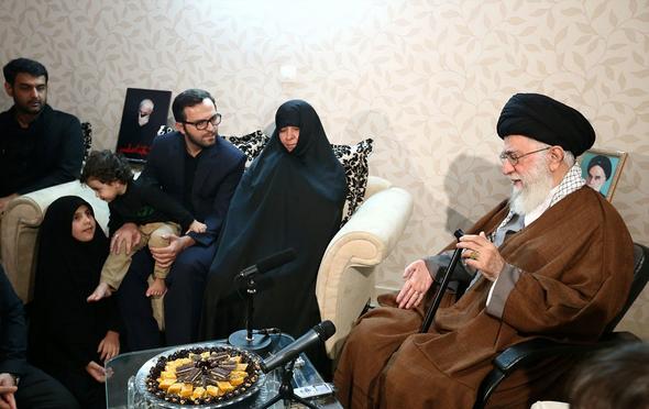 تصاویر : حضور رهبر معظم انقلاب در منزل سردار شهید حسین همدانی