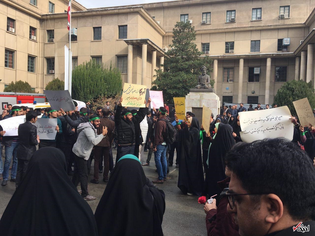 عکس/ تجمع دلواپسان در دانشگاه تهران/ سربندهای سبز و شعارهای ضددولت