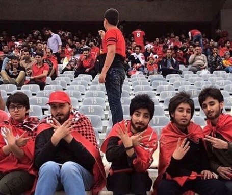 در جشن قهرمانی پرسپولیس؛ حضور بانوان با چهره مبدل و دسته‌جمعی (عکس)