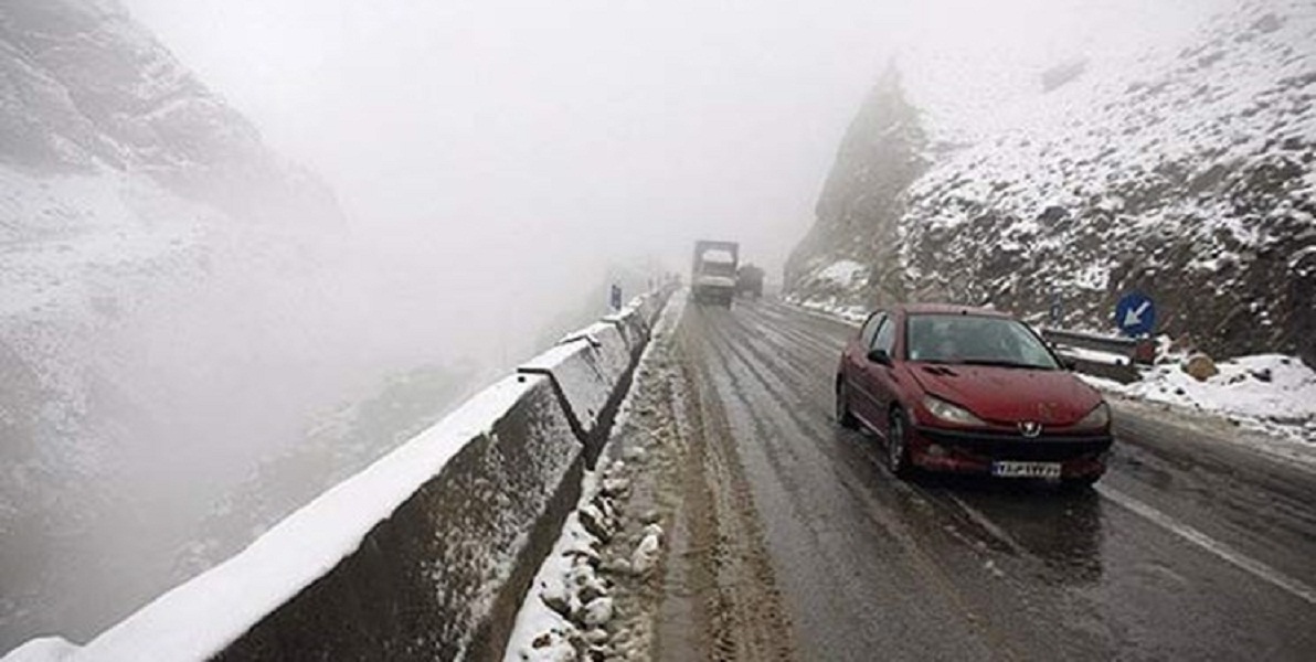 بارش برف در محور هراز/ بار ترافیکی در محور هراز و فیروزکوه روان