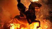ویدیو/ تطهیر آئینی روح اسب‌ها با آتش در اسپانیا