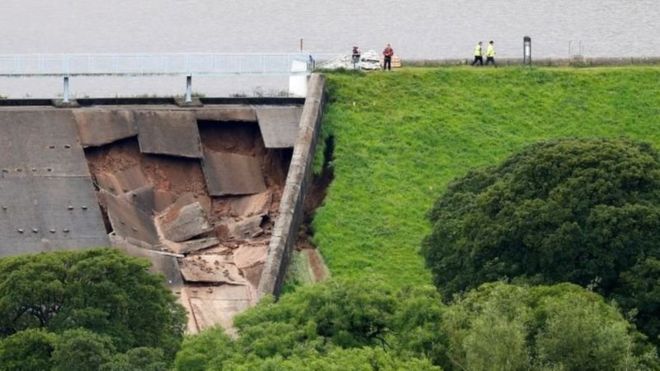 تخریب سد در بریتانیا؛ عملیات برای خارج کردن آب در جریان است