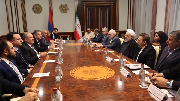 روحانی در دیدار رئیس جمهور ارمنستان:

توسعه روابط با کشورهای همسایه از جمله ارمنستان از اصول سیاست خارجی ایران است/ تاکید بر ارتباط بیشتر بخش های خصوصی دو کشور و توسعه همکاریهای اقتصادی در ابعاد دو جانبه و منطقه ای