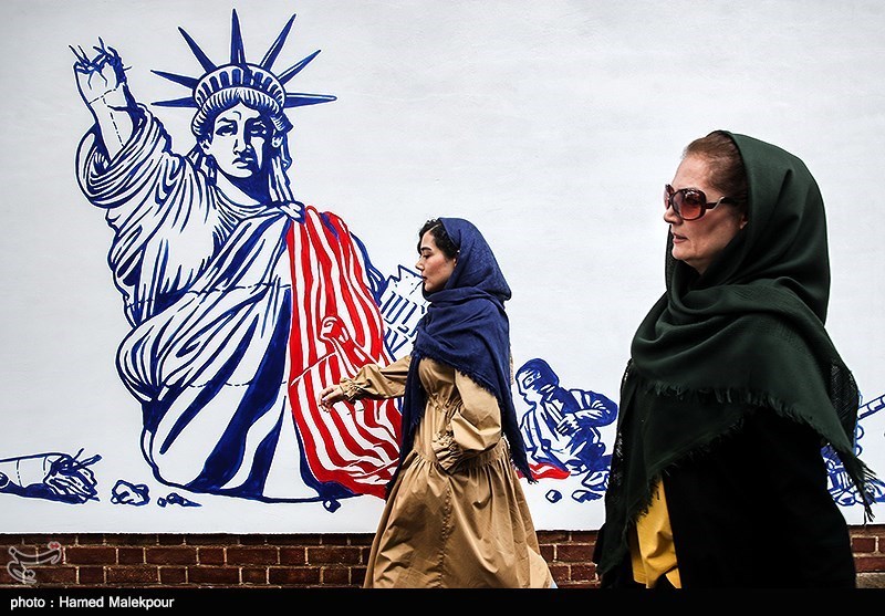 عکس/ رونمایی از دیوارنگاره‌های جدید سفارت سابق آمریکا در تهران