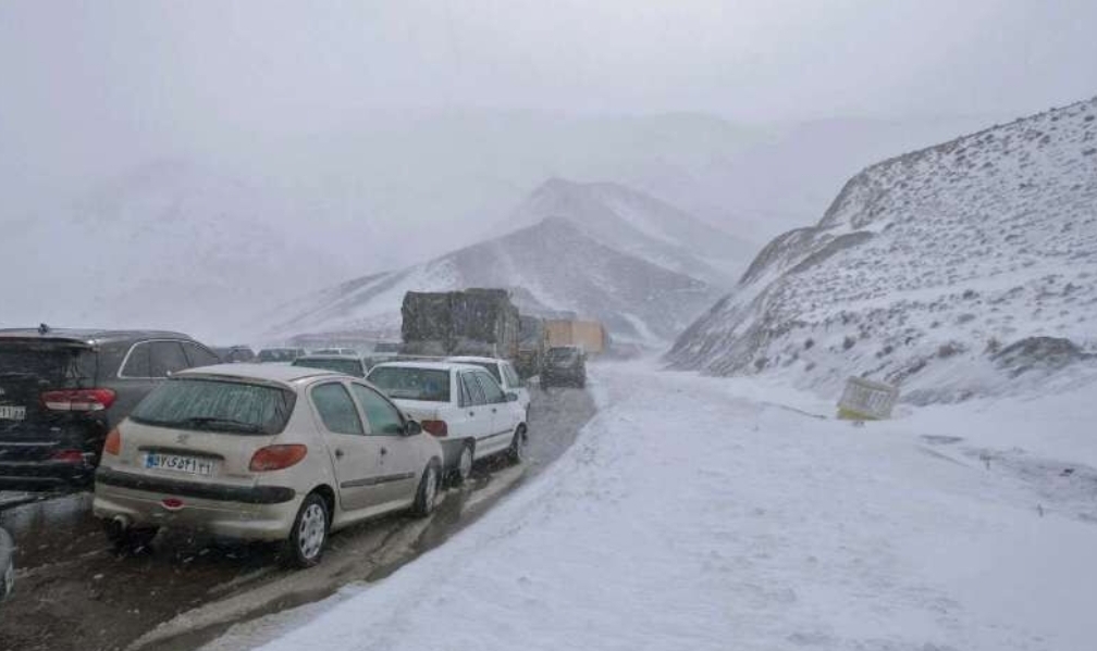 برف و باران ترافیک جاده‌های اصلی مازندران را سنگین کرد