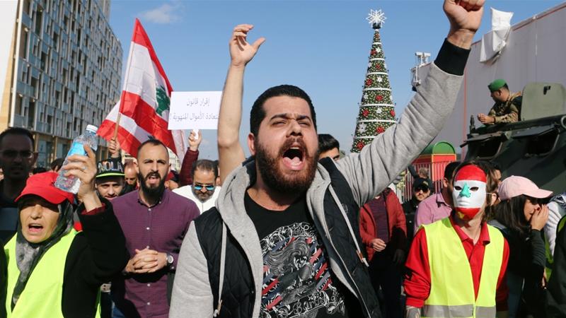 بعد از گذشت ۱۰ روز؛ لبنان همچنان ناآرام است و معترضان در حال حرکت به سمت مرکز بیروت/تلاش ارتش برای باز کردن راه های ارتباطی