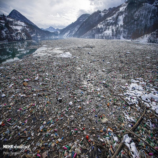 تصاویر: زباله‌های شناور در رودخانه صربستان