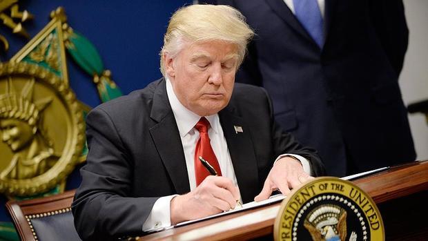ترامپ فرمان تعلیق مهاجرت به آمریکا را امضا کرد