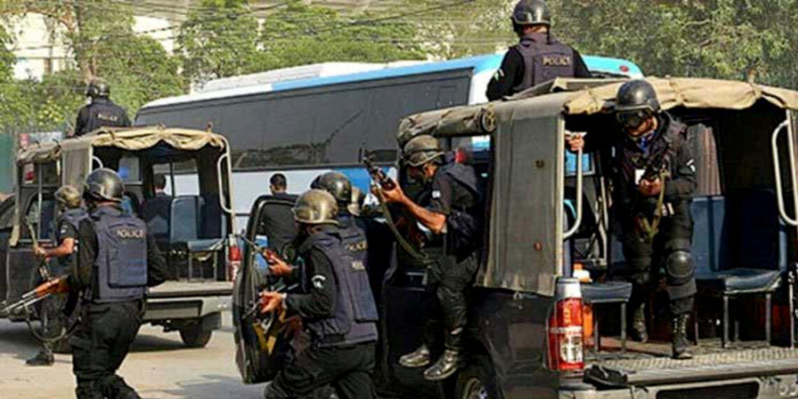 حمله مسلحانه  به یک خودروی مسافربری در پاکستان /  ۱۳ کشته و زخمی