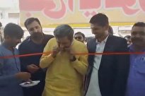 ویدیو / حرکت عجیب وزیر پاکستانی در افتتاحیه؛ پاره کردن روبان با دندان