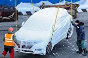 ویدیو / جابجایی خودروهای یخ زده در یکی از بنادر روسیه