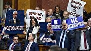 ویدیو / کشمکش و درگیری نمایندگان پارلمان صربستان هنگام سخنرانی رئیس جمهور این کشور
