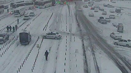 ویدیو / وضعیت اسفناک بزرگراه‌های تهران با بارش برف / شهرداری نه شن‌پاشی کرد نه نمک‌پاشی/ از سُر خوردن تا هُل دادن خودروها