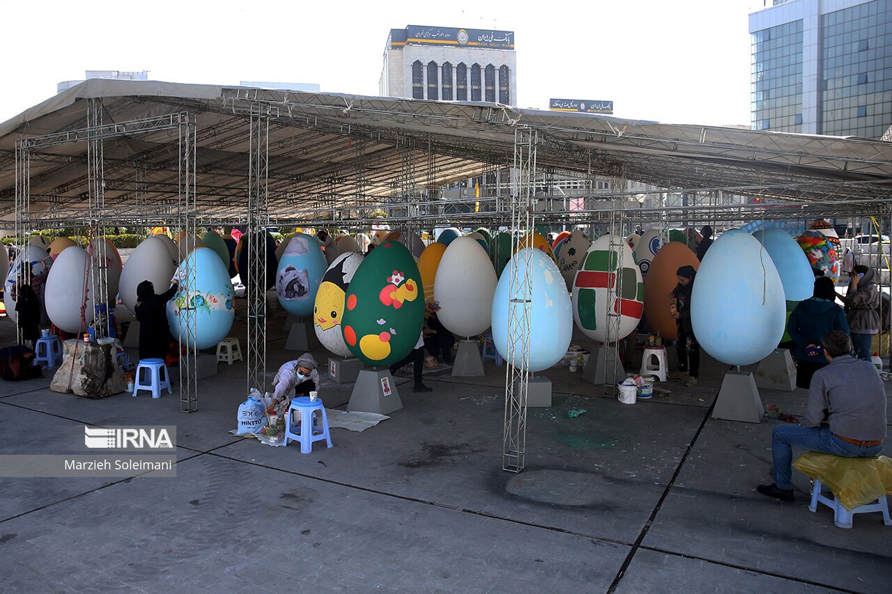 تصاویر: آماده سازی تخم‌مرغ های رنگی نوروز