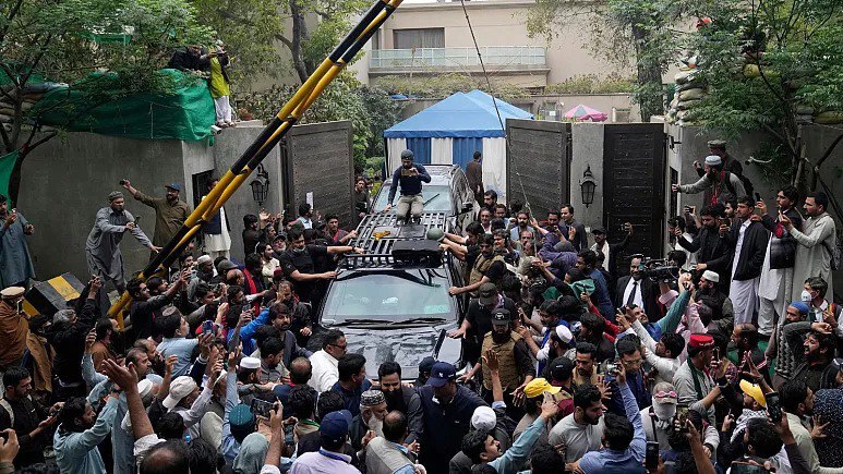 یورش ماموران پلیس به خانه نخست وزیر پیشین پاکستان؛ عمران خان: کار، کار انگلیس است