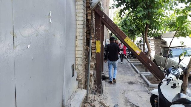 وضعیت وخیم عمارت «مسعودیه» / داربست‌ها هم جلوی ریزش دیوار را نگرفته‌اند