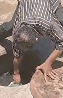 ویدیو / ماجرای عجیب شفاگرفتن با آب فاضلاب در مصر