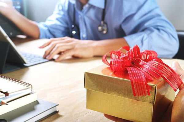 کادو برای همکار چی بخرم؟ کادو برای همکار چی بخرم؟